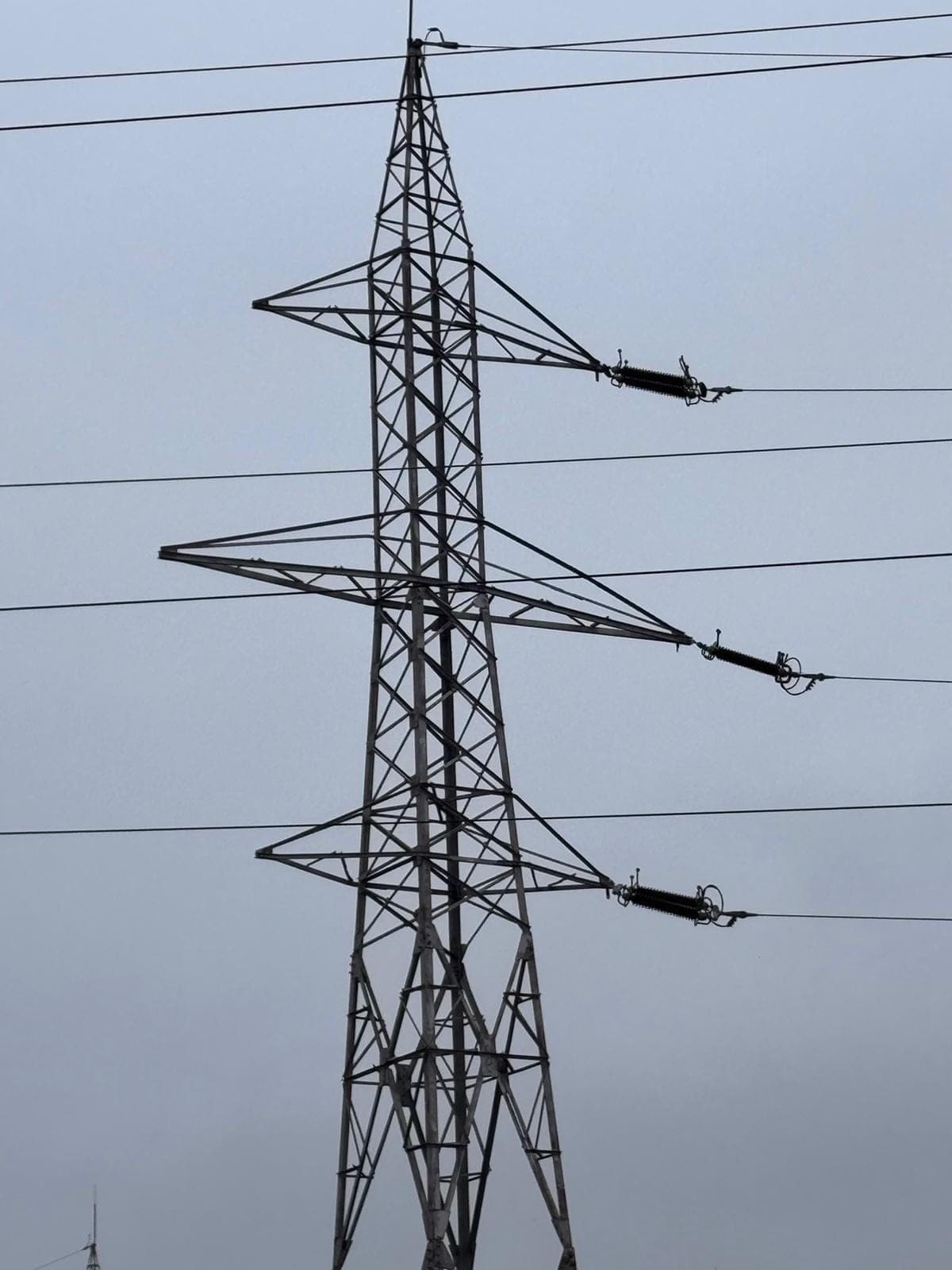 Lucrare de rețea electrică fotografiată în teren