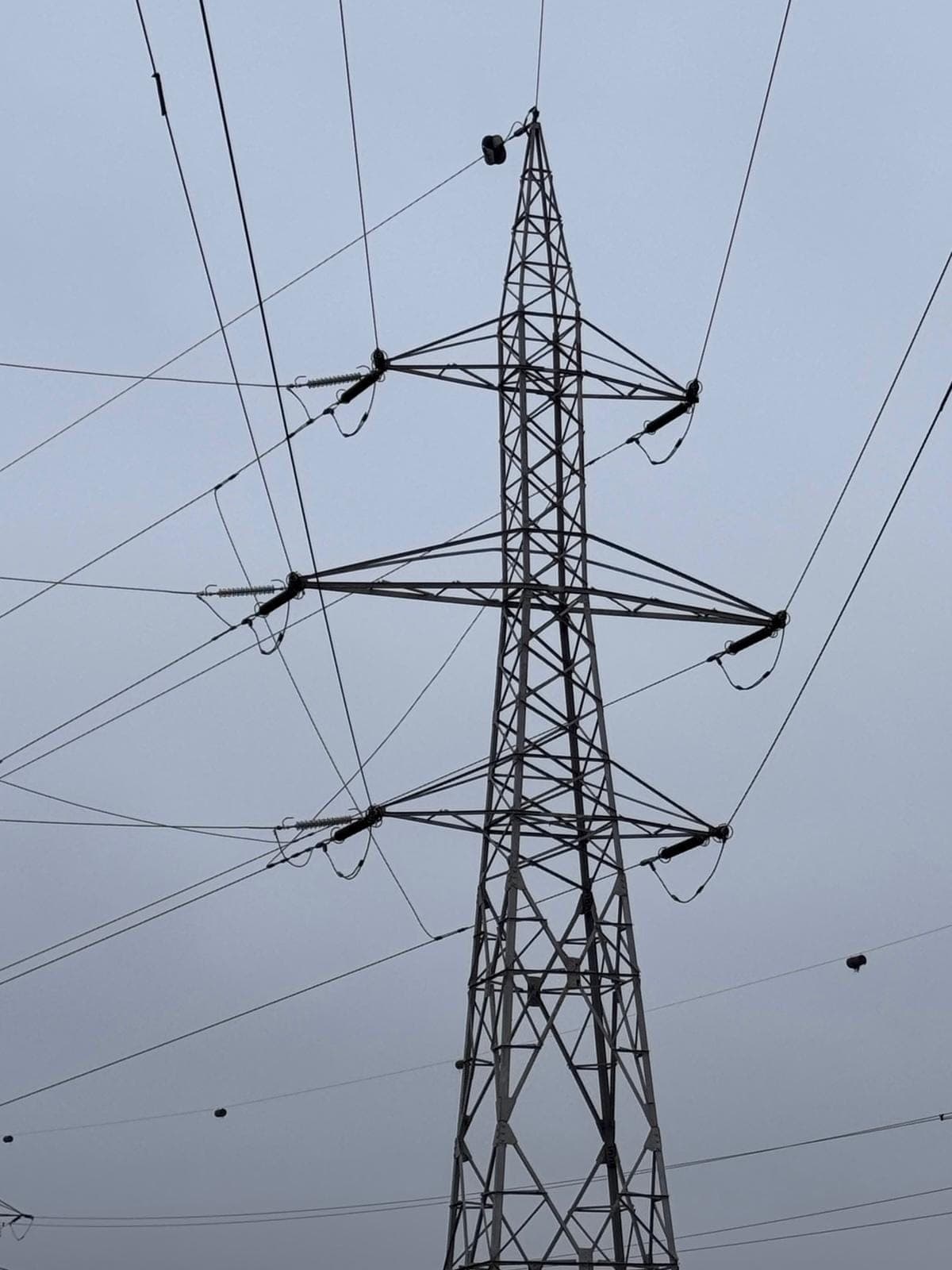 Lucrare de rețea electrică fotografiată în teren