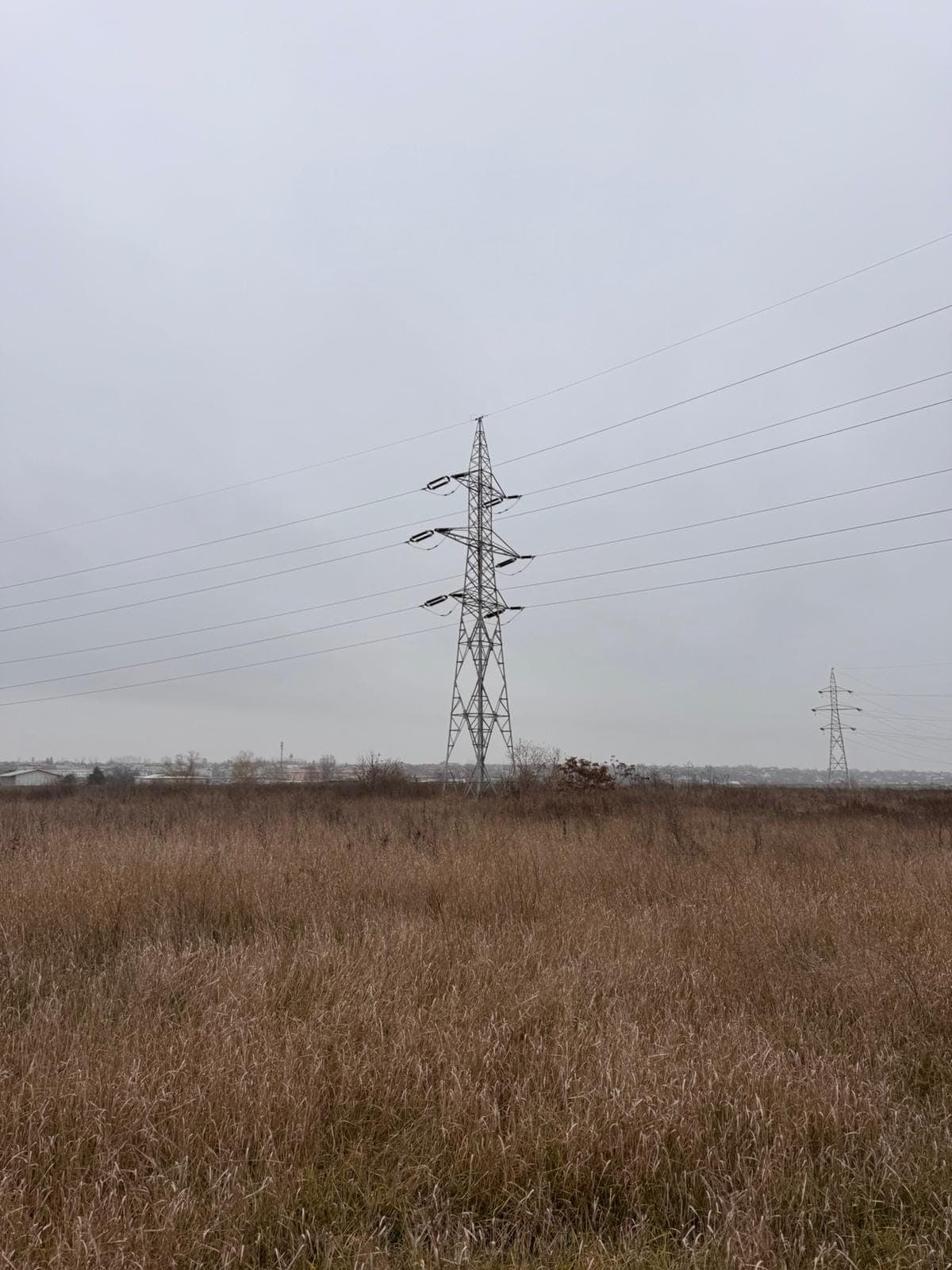 Lucrare de rețea electrică fotografiată în teren